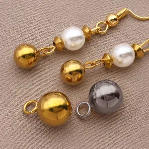 Detaillierte Makroansicht von hochwertigen Edelstahlperlen und Perlenohrring-Charms