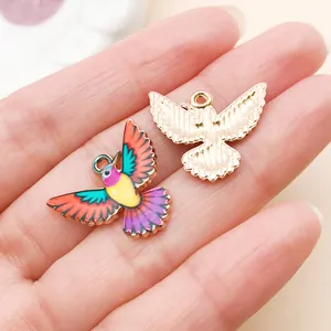 Détail de breloques en forme de colibri en émail coloré pour la création de bijoux