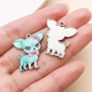 Primer plano del frente y el dorso de un colgante de aleación con forma de Chihuahua.