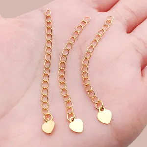 Detail van vergulde verlengkettingen met hartbedeltjes voor doe-het-zelf sieraden