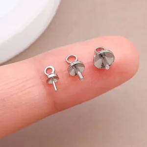 Makro-Detail von silbernen Perlenkappen mit Stiften in drei Größen für DIY-Schmuck.