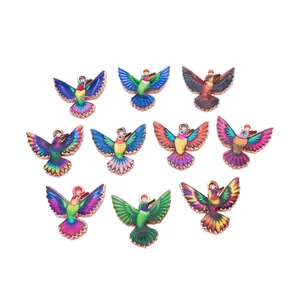 Breloques colibris colorés en alliage or rose pour la création de bijoux artisanaux.