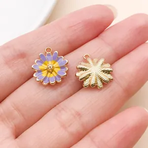 Vue détaillée des breloques marguerites en émail violet avec dos texturé doré pour bijoux