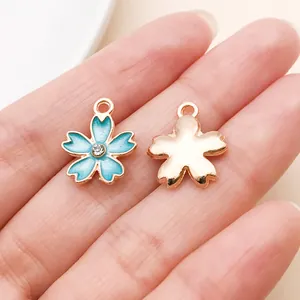Detailweergave van meerblauwe kersenbloesembedels met strass-steentjes voor DIY-sieraden