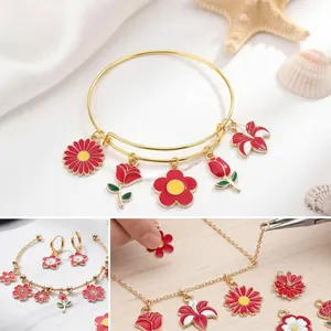 Gedetailleerde macro-opname van rode bloemen emaille hangers voor DIY armbanden en kettingen.