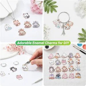 Nahaufnahme-Collage mit süßen Emaille-Katzenanhängern für DIY-Schmuck und Werkzeugen