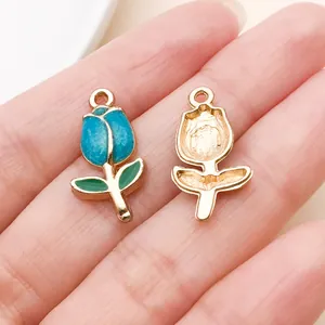 Gedetailleerd overzicht van meerblauwe tulp emaille bedeltjes voor DIY sieraden maken.