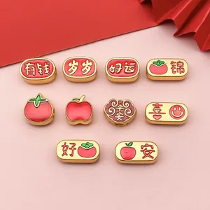 Detailansicht traditioneller chinesischer roter Emaille- und Goldperlen für DIY-Schmuck