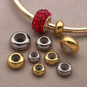 Primer plano de cuentas espaciadoras de oro y plata con anillos de silicona