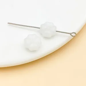 Vista detallada de cuentas de vidrio de trébol blanco de 10 mm para proyectos de joyería