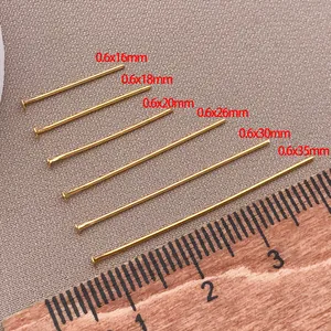 Primer plano de alfileres en T bañado en oro 18K de varias longitudes para joyas