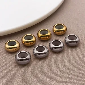 Detalle de cuentas espaciadoras metálicas con anillos de silicona para las pulseras