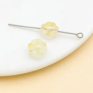 Primer plano de cuentas de trébol de cristal ámbar de 10mm para hacer joyas artesanales
