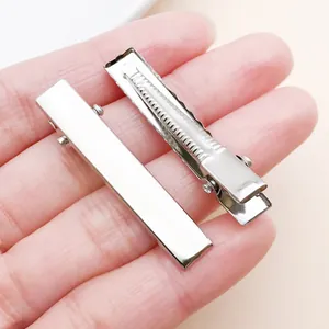 Detailweergave van twee zilveren metalen haarklemmen voor het maken van DIY-accessoires.