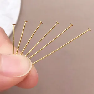 Vista detallada de seis alfileres en T chapados en oro de 18K para crear joyas DIY