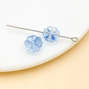 Primer plano de cuentas de trébol de cristal azul claro de 10mm para hacer joyas DIY