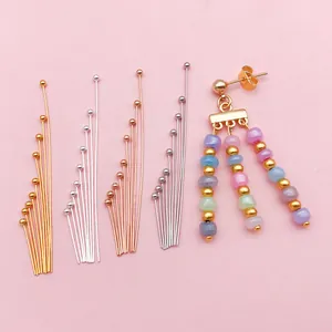Detailansicht von Kupfer-Kugelkopfstiften in vier Farben für DIY-Schmuck