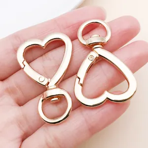 Detailansicht von zwei herzförmigen Karabinerverschlüssen in Roségold für DIY-Zubehör.