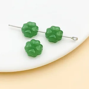 Vista macro detallada de cuentas de trébol de cristal verde de 10 mm para joyería DIY