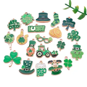 Set ciondoli smaltati San Patrizio con trifoglio verde e motivi portafortuna
