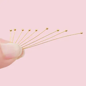 Detailansicht goldener Kugelkopfnadeln in verschiedenen Längen für DIY-Schmuckherstellung.
