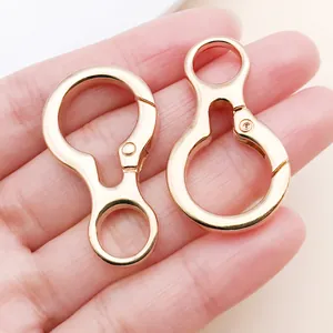 Nahaufnahme von Karabinerverschlüssen aus Roségold-Zinklegierung für DIY-Schlüsselanhänger