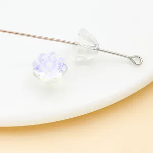 Κοντινή λήψη από γυάλινες χάντρες λωτού 10x7mm για χειροποίητα DIY κοσμήματα και καρφίτσες.