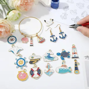 Detailansicht nautischer Emaille-Anhänger für DIY-Schmuck mit Ankern und Leuchtturm