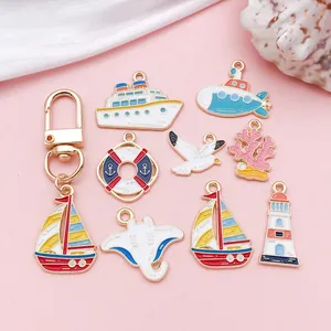 Visualización detallada de dijes náuticos esmaltados coloridos para crear joyas DIY