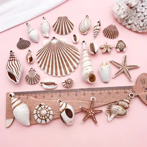 Vista detallada de varios colgantes de acrílico con forma de concha y estrella de mar para DIY