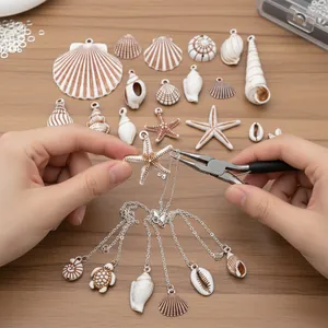 Vista de detalle del montaje de un collar DIY con colgantes de estrella de mar y conchas