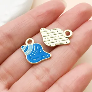 Detalle de dije de caracola en esmalte azul náutico para joyería y collares de bricolaje