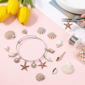 Vista detallada de dijes de estrella de mar y conchas de acrílico para joyería DIY.