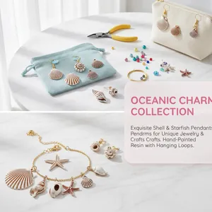 Vista detallada de colgantes de resina de conchas y estrellas de mar para joyería DIY