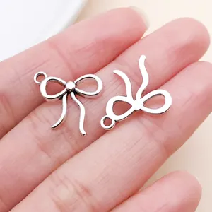 Detalle de colgantes de lazo en plata vintage para proyectos de creación de joyas DIY