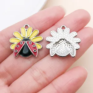 Detailansicht der Vorder- und Rückseite von Marienkäfer-Anhängern für DIY-Schmuck
