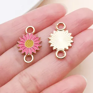 Dettaglio dei ciondoli a margherita in smalto rosa per la creazione di gioielli DIY
