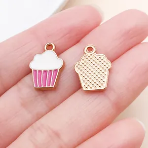 Dettaglio di un ciondolo cupcake rosa e bianco in lega per la creazione di gioielli.
