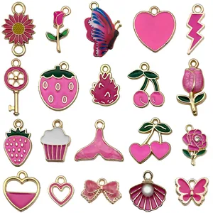 Assortimento di ciondoli in lega smaltata rosa con cuori, frutti e fiori per creare gioielli