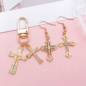 Detaillierte Ansicht goldener Kreuzanhänger mit Strass für die Schmuckherstellung.