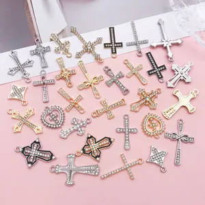 Detailansicht von 30 funkelnden Strass-Kreuz-Anhängern für DIY-Schmuckherstellung