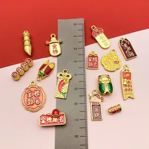 Ποικιλία από κινέζικα χρυσά σμάλτο charms με χάρακα που δείχνει την κλίμακα για DIY