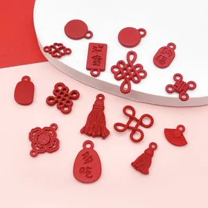 Primer plano de dijes de nudos chinos rojos para manualidades
