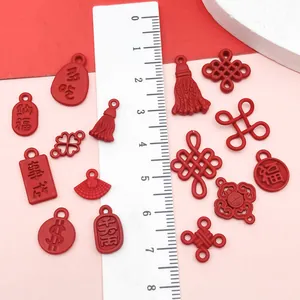 Primer plano de dijes rojos del Año Nuevo Chino con una regla para el tamaño