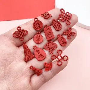 Variedad de pequeños colgantes rojos del Año Nuevo Chino para manualidades DIY