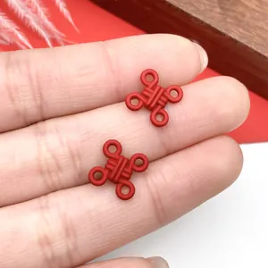 Primer plano de dijes de nudos chinos rojos para joyería DIY y accesorios festivos