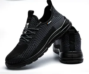 Detalle de zapatos de seguridad de punto negro transpirable con punta de acero.