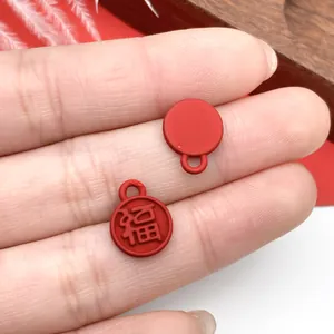 Vista detallada de colgante rojo con personaje Fu para joyería de bricolaje