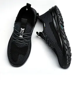 Detalle de zapatos de seguridad negros de punto transpirable con puntera de acero ligera