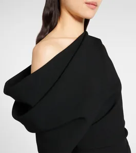 Primer plano de vestido de noche negro con hombros descubiertos y escote drapeado